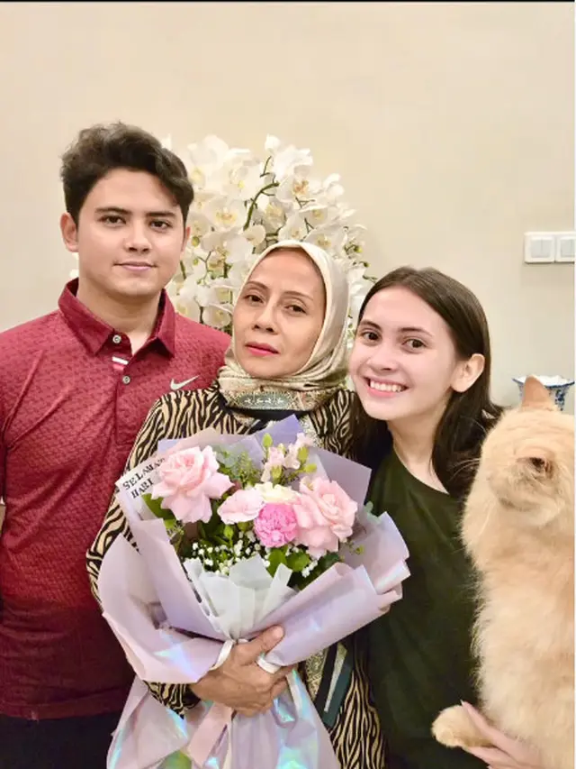 Berseteru dengan Sandrinna, Ini 6 Potret Purwanti Dapat Kejutan dari Richelle di Hari Ibu