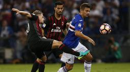 Pemain AC Milan berusaha menghentikan pergerakan pemain Sampdoria, Karol Linetty, pada lanjutan Serie A di Stadion Luigi Ferraris, Genoa, Sabtu (17/9/2016) dini hari WIB. (AFP/Marco Bertorello)