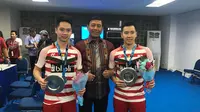 Ketum PBSI Wiranto memberi ucapan selamat kepada pemenang indonesia open dari ganda putra markus gideon dan kevin sanjaya. (PBSI)