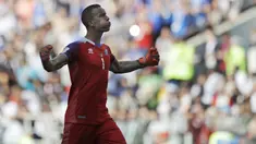 Kiper Islandia, Hannes Halldorsson, merayakan gol ke gawang Argentina pada laga Grup D Piala Dunia di Stadion Spartak, Moskow, Sabtu (16/6/2018). Islandia bermain imbang 1-1 dengan Argentina. (AP/Matthias Schrader)