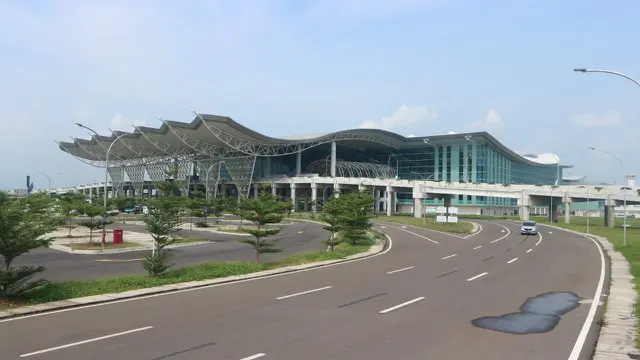 Mulai bulan Mei nanti, Bandar Udara Kertajati di Majalengka, Jawa Barat akan melayani rute penerbangan Kertajati (KJT) – Kuala Lumpur (KUL) pulang pergi yang dioperasikan oleh Maskapai AirAsia Berhard.