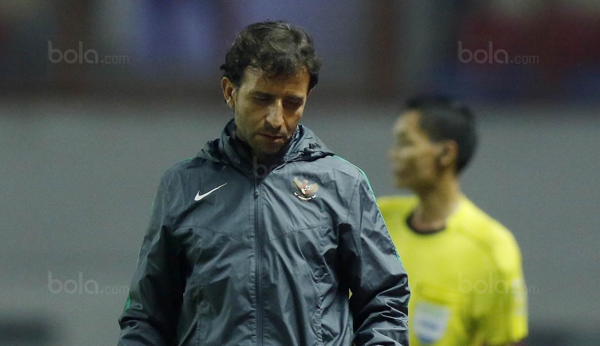 Pelatih Indonesia, Luis Milla, tampak kecewa usai takluk dari Suriah U-23 di Stadion Wibawa Mukti, Cikarang, Sabtu (18/11/2017). Indonesia kalah 0-1 dari Suriah U-23. (Bola.com/ M Iqbal Ichsan)