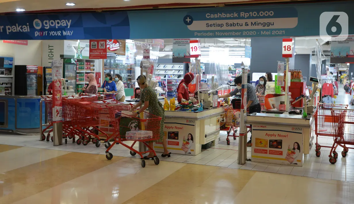 Sejumlah pembeli antre untuk membayar di kasir pusat perbelanjaan Kuningan, Jakarta, Selasa (2/3/2021). (merdeka.com/Imam Buhori)