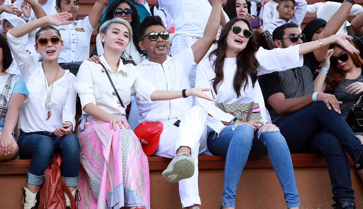 Jupe merayakan ultah di Ecopark Ancol, Jakarta Utara, Jumat (15/7/2016). Pelantun lagu Belah Duren itu berharap, bisa mendapatkan pasangan yang setia selamanya. (Deki Prayoga/Bintang.com)