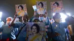 Orang-orang ambil bagian dalam sebuah acara untuk merayakan ulang tahun ke-88 Ibu Suri Thailand, Ratu Sirikit, di dekat Grand Palace di Bangkok, Thailand, pada 12 Agustus 2020. (Xinhua/Rachen Sageamsak)