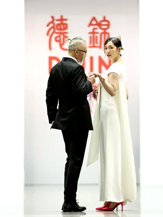 Model menampilkan kreasi busana Dejin dalam pertunjukan langsung secara daring (livestream show) China Fashion Week 2020/2021 AW Collection di Beijing, 3 Mei 2020. Kreasi Dejin dan Link Unique ditampilkan via livestreaming tanpa penonton di lokasi karena pandemi COVID-19. (Xinhua/Chen Jianli)