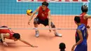 Pemain Timnas voli putra Korea Selatan, Kangwon Lee berusaha menahan bola saat melawan Indonesia pada perebutan tempat ketga Kejuaraan Voli Asia 2017 di GOR Tri Dharma, Gresik, Selasa (1/8). Indonesia kalah 3-0. (Liputan6.com/Helmi Fithriansyah)