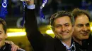Pelatih Chelsea, Jose Mourinho tersenyum mengangkat trofi Piala Carling setelah mengalahkan Liverpool di final Piala Carling di Millennium Dome, Cardiff, Wales, 27 Februari 2005. Eks pelatih MU, Real Madrid dan Inter Milan itu dikontrak panjang hingga musim panas 2023. (AFP/Rebecca Naden)