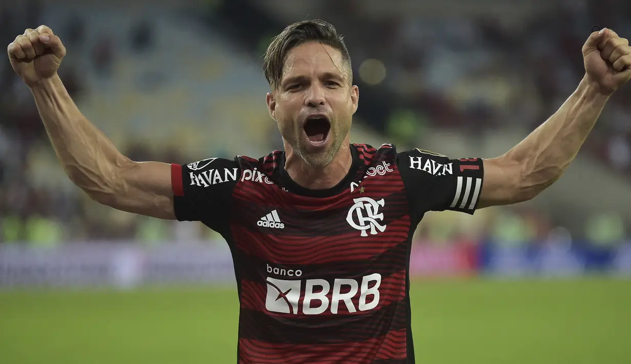 Diego Ribas. Gelandang Brasil berusia 37 tahun yang merupakan produk Akademi Santos FC ini sejak awal musim 2016/2017 memilih pulang kampung ke Brasil untuk membela Flamengo usai meninggalkan Fenerbahce dengan status bebas transfer. Sebelumnya ia sempat memperkuat beberapa klub elite Eropa, di antaranya Juventus dan Atletico Madrid. Bersama Flamengo, hingga kini ia telah tampil dalam 218 laga di semua ajang dengan torehan 31 gol dan 25 assist. (AFP/Carl De Souza)