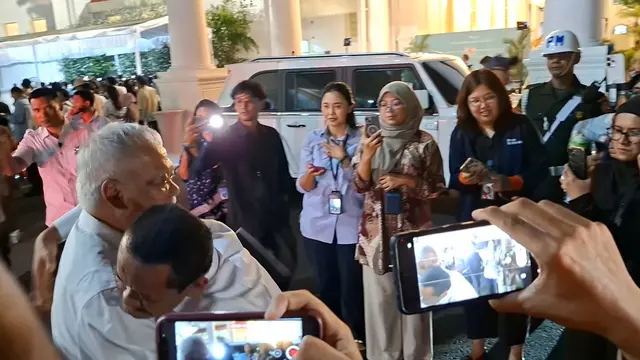 Menko Bahlil Lahadalia dan Kepala OIKN Basuki Hadimuljono terekam saling memeluk hangat usai menghadiri Sidang Kabinet Paripurna di Istana Kepresidenan Jakarta. (Liputan6.com/Arief)