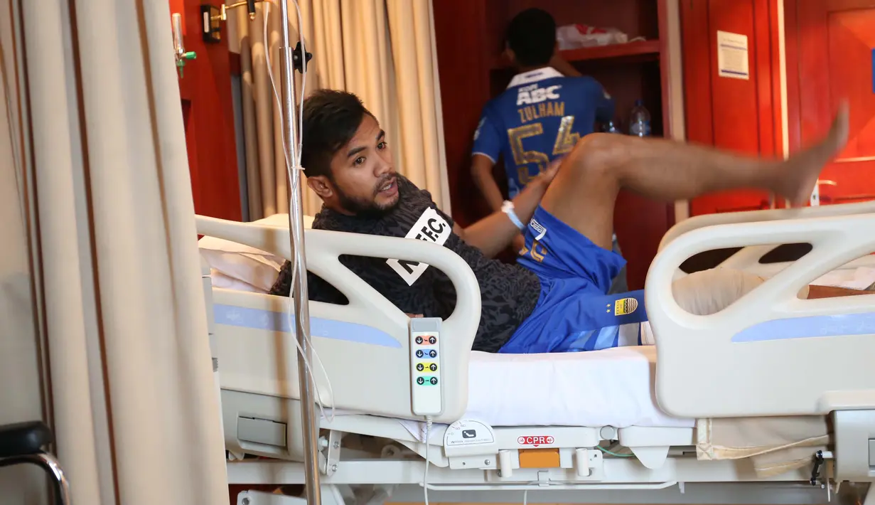 Pemain Persib Bandung, Zulham Zamrun terlihat antusias membahasi pemulihan cedera usai operasi di Rumah Sakit, Jakarta, Selasa(8/12/2015). (Bola.com/Nicklas Hanoatubun)