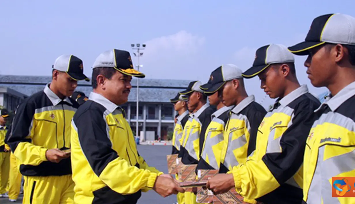 Citizen6, Jakarta: Pangkolinlamil Laksda TNI S.M. Darojatim memberikan ucapan selamat usai upacara penyambutan kontingen Kolinlamil, di Dermaga Kolinlamil Jakarta, Jumat, (22/6). (Pengirim: Kadispen Kolinlamil).