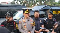 Kapolres Tangsel AKBP Victor D H Inkiriwang memberikan penjelasan terkait teror bom di dua sekolah internasional.