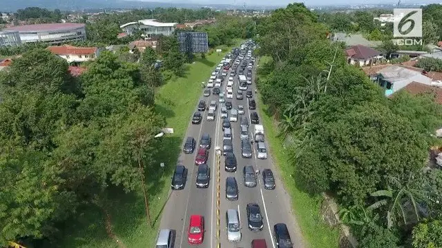 Hari Selasa (19/6), kemacetan panjang masih terjadi di jalur puncak. Ribuan mobil tersendat selama beberapa jam.