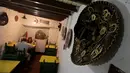 Sepasang pelanggan sedang menikmati makanan di restoran El Tizoncito, Caracas, 13 September 2016. Karena krisis ekonomi di Venezuela, restoran ini menawarkan seporsi makanan yang bisa ditukar dengan 2 liter minyak goreng. (REUTERS/Henry Romero)
