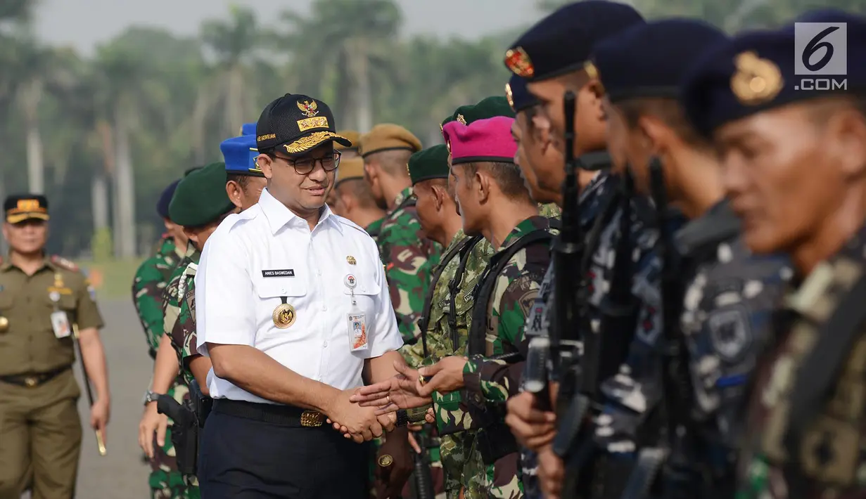 Gubernur DKI Jakarta Anies Baswedan menyalami prajurit TNI dan Polri seusai apel tiga pilar pengamanan pemilu serentak di Lapangan Monas, Rabu (27/2). Pemprov DKI menggelar apel siaga pengamanan Pilpres 2019 bersama Polri & TNI. (Merdeka.com/Imam Buhori)