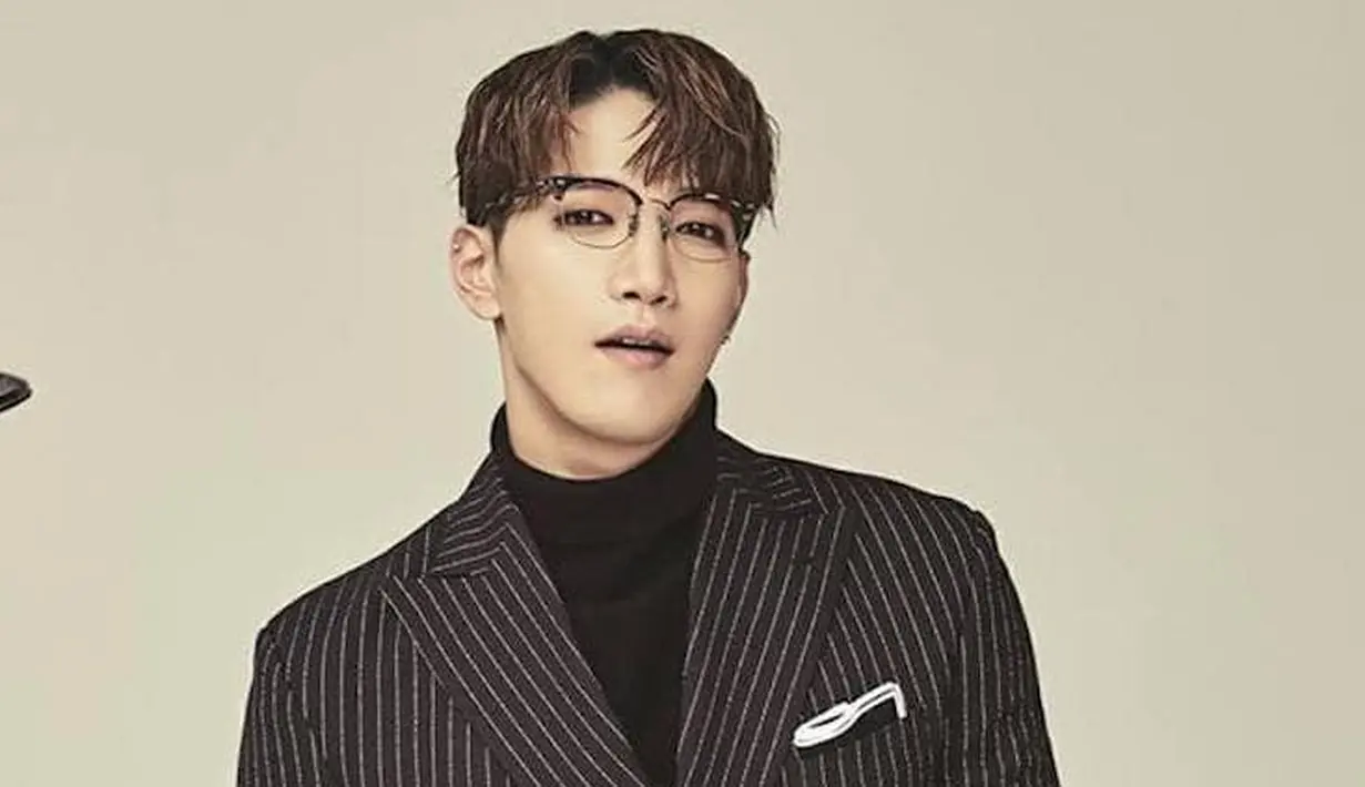 Jun.K 2PM baru mengalami gejala lumpuh pada bagian dagu dan kabarnya kelumpuhan saraf ini semakin buruk. Ia sendiri pernah menjalani operasi di bagian wajah pada April lalu. (Foto: Soompi.com)