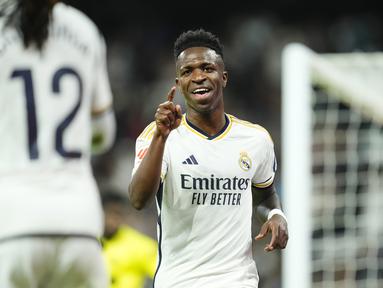Penyerang Real Madrid Vinicius Junior melakukan selebrasi setelah mencetak gol kedua timnya ke gawang Deportivo Alaves dalam laga jornada 36 La Liga 2023/2024 di Santiago Bernabeu, Rabu (15/5/2024) dini hari WIB. (AP Photo/Jose Breton)