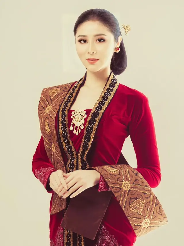 FOTO: Gaya Putu Ayu Saraswati saat Pakai Kebaya, Anggun dan Menawan