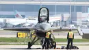 Pesawat Jet CT144 Tutor saat dipersiapkan untuk memeriahkan Canadian International Air Show di Bandara Pearson di Toronto, AS, Kamis (3/9/2015). Beberapa Pesawat dari Amerika dan negara lainnya dapat mengikuti acara ini. (REUTERS/Louis Nastro)