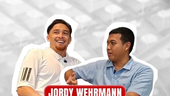 Jordy Wehrmann tampil percaya diri ngobrol menggunakan bahasa Indonesia dalam podcast Bola Break