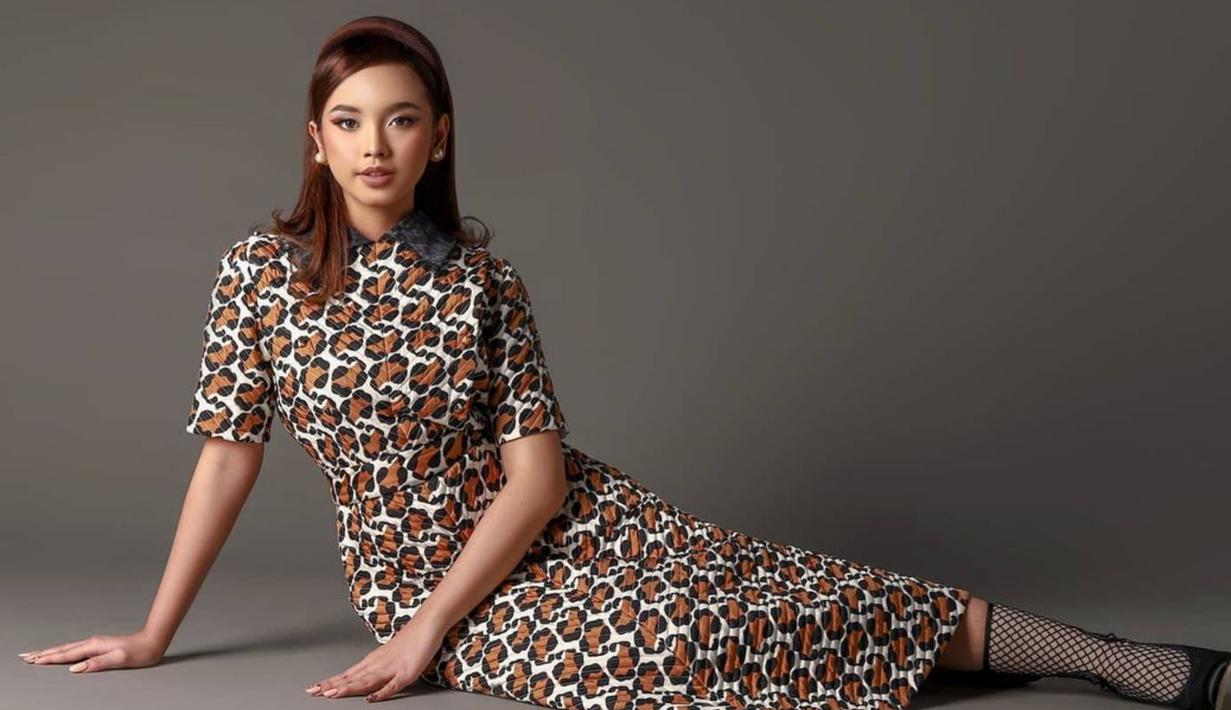 Di pemotretan kali ini, perempuan bernama lengkap Lyodra Margaretha Ginting ini tampil dengan tema klasik. Ia pun nampak bak artis hollywood era 1950-an. (Liputan6.com/IG/rico.aprecelino)