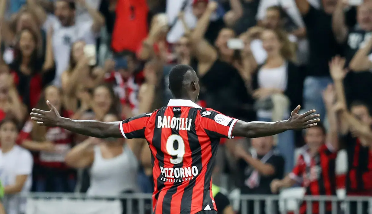 Pemain Nice, Mario Balotelli merayakan golnya saat melawan Olympique de Marseille pada lanjutan Ligue 1 Prancis di "Allianz Riviera" stadium, (12/9/2016) dini hari WIB. Nice menang 3-2. (AFP/ Valery Hache)