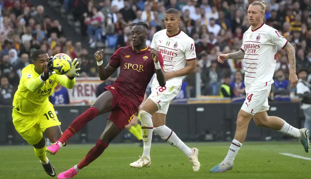 <p>Laga AS Roma melawan AC Milan berlangsung ketat sejak awal laga. Namun, kedua tim tak bisa mencetak gol hingga laga berlangsung 90 menit. (AP Photo/Gregorio Borgia)</p>