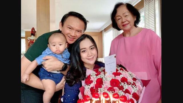 Ahok Hadiahi Buket Bunga Mawar Merah bagi Puput Nastiti Devi yang Berulang Tahun