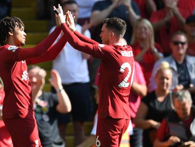 Fungsi seorang pemain berposisi bek sejatinya adalah untuk menjaga dan mengamankan daerah pertahanan. Namun di era sepak bola modern sekarang ini, fungsi bek tak lagi melulu berkutat di daerah pertahanan, mereka dituntut untuk aktif membantu lini serang. Seperti 5 bek aktif di Liga Inggris berikut ini yang mampu berperan dalam membantu serangan hingga menjadi bek pencetak assist terbanyak di Liga hingga pekan ke-18 musim 2022/2023 (30/12/2022). (AFP/Oli Scarff)