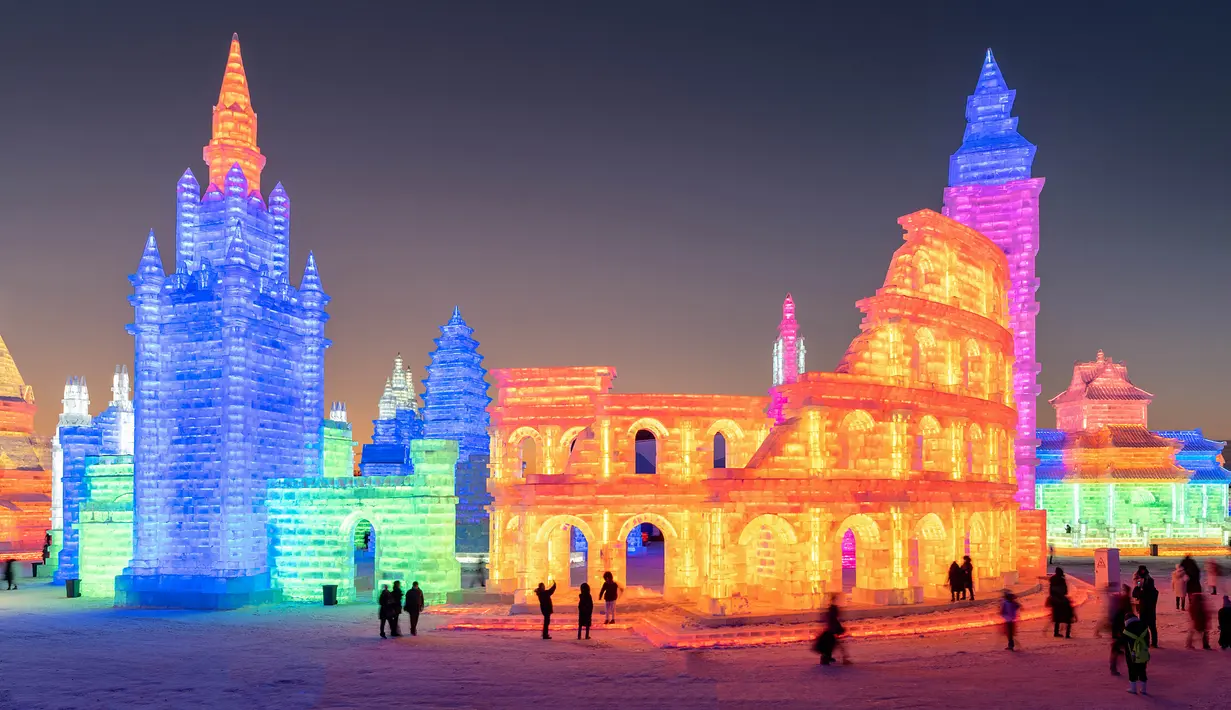Orang-orang mengunjungi Harbin Ice Snow World di Harbin, provinsi Heilongjiang, China, 24 Desember 2018. Festival tahunan ini mulai diadakan secara teratur sejak tahun 1986 dengan nama Festival Salju dan Es Harbin. (STR / AFP)