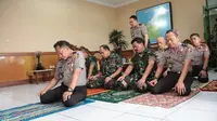 Kapolri salat berjamaah bersama Panglima TNI (Dok. Humas Polri)