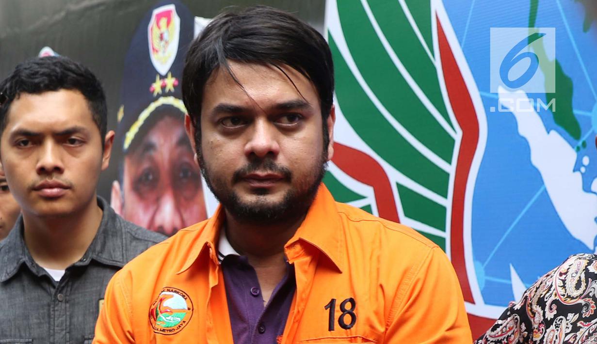 Pesinetron Rio Reifan digiring petugas Direktorat Reserse Narkoba Polda Metro Jaya jelang rilis, Jakarta, Jumat (16/8/2019). Rio Reifan ditangkap polisi di sebuah SPBU di Cibubur setelah membeli paket sabu seharga Rp 350 ribu. (Liputan6.com/Helmi Fithriansyah)