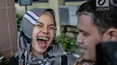 Aktris Nikita Mirzani tertawa saat mendatangi Polres Metro Jakarta Selatan, Rabu (24/10). Kedatangan Niki menjalani pemeriksaan terkait laporannya terhadap pengusaha Sam Aliano. (Liputan6.com/Faizal Fanani)
