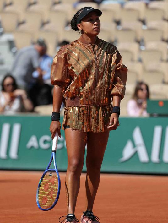 Naomi Osaka dari Jepang berdiri sebelum pertandingan tunggal putri melawan Donna Vekic (Kroasia) pada hari ke-5 turnamen Prancis Terbuka 2026 di Lapangan Simonne-Mathieu, Kompleks Roland-Garros, Paris pada Kamis 28 Mei 2026. (Thomas SAMSON/AFP)