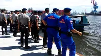 Usai bentrok kelompok nelayan, aparat Direktorat Polisi Perairan Polda Bengkulu berjaga-jaga. (Liputan6.com/Yuliardi Hardjo Putra) 