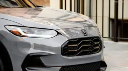Facia depan mobil ini sangat berbeda dengan yang ada di Indonesia. Grill di versi USDM ini berukuran lebih kecil dan berdesain lebih sangar. Bumper depan dengan lekukan tegas menambah aura sporty pada paras mobil ini. Lampu yang digunakan mengadopsi dari model generasi sebelumnya dengan DRL dan headlamp yang sudah LED. (Source: netcarshow.com)