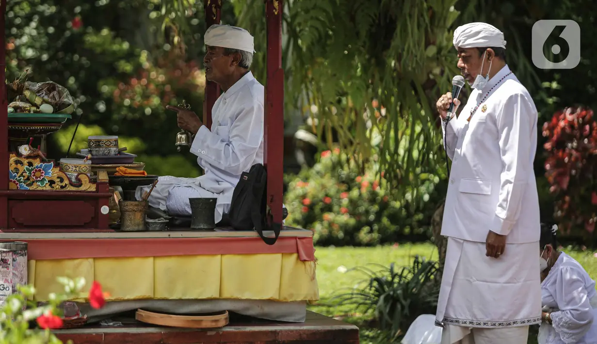 Pelaksanaan pacara Tawur Agung Kesanga di Pura Amerta Jati, Cinere, Depok, Rabu (2/3/2022).  Upacara Tawur Agung Kesanga tersebut tahun ini hanya diikuti pemuka umat Hindu dan perwakilan dari pura sekitar dengan jumlah terbatas. (Liputan6.com/Faizal Fanani)