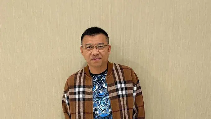 Potret Anang Hermansyah dengan jaket warna coklat dan motif bergaris hitam putih (Instagram/@ananghijau)
