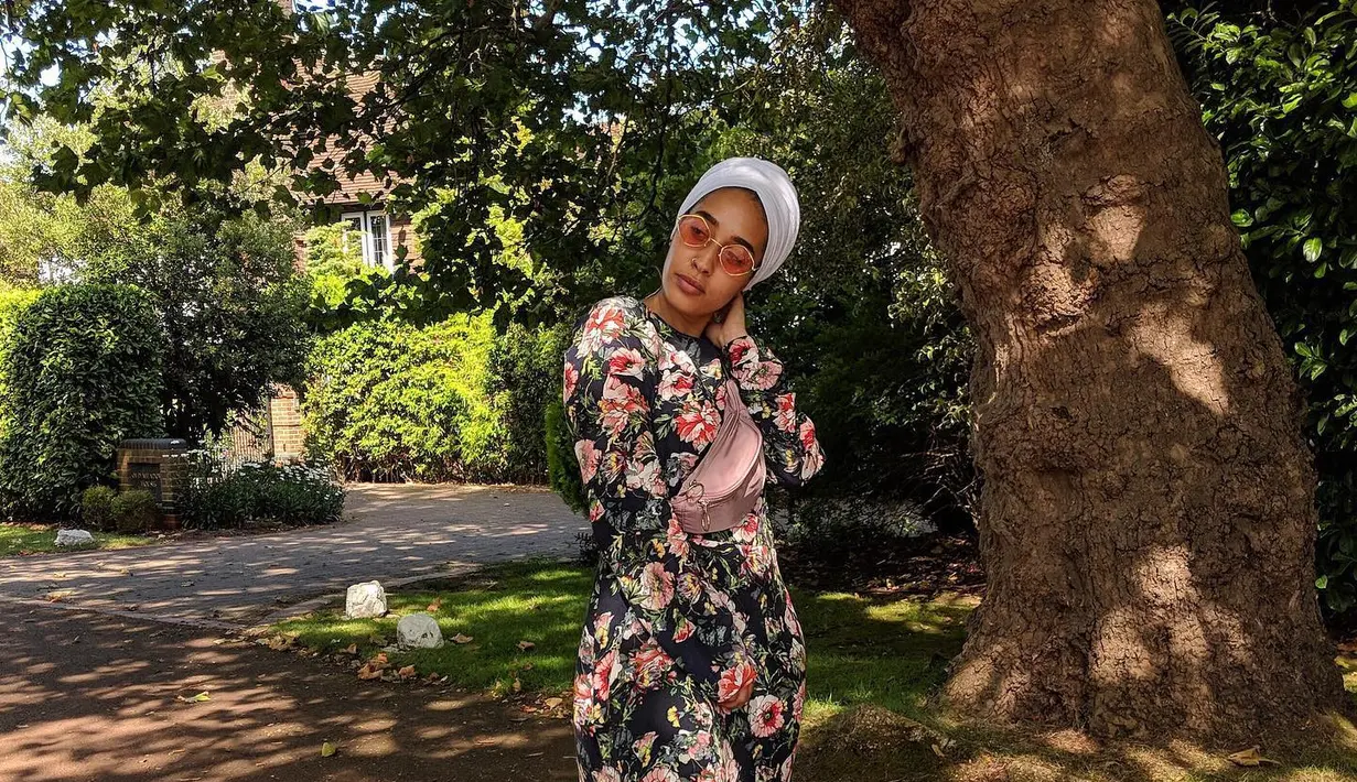 Maxi dress bermotif floral yang sporty di-styling dengan hijab turban dan sneaker (Foto: Instagram @mariahidrissi)