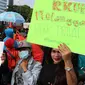 Masyarakat dari "Aliansi Masyarakat Sipil Tolak Rancangan KUHP" melakukan demontrasi di depan Gedung MPR/DPR, Jakarta, Senin (12/2). Mereka menolak RUU KUHP karena dianggap tidak demokratis. (Liputan6.com/Johan Tallo)