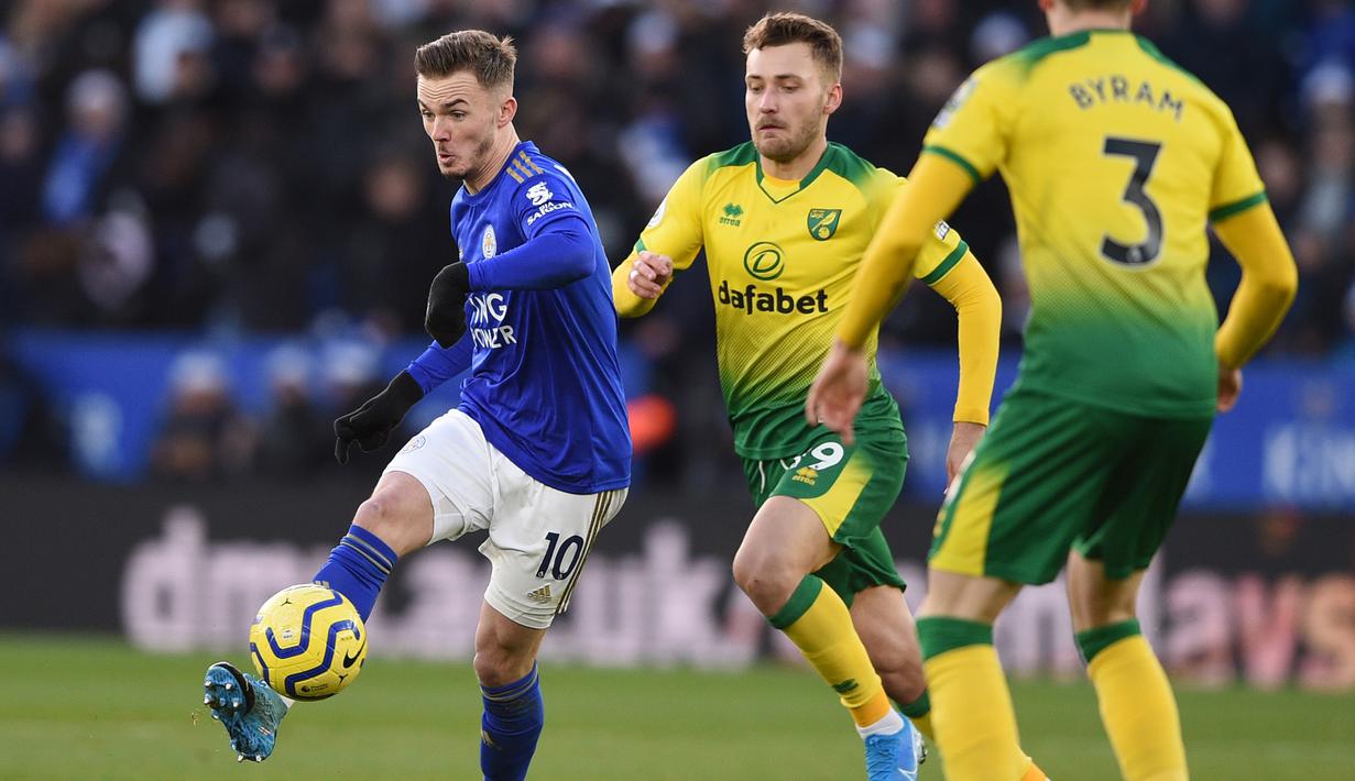 Gelandang Leicester, James Maddison, mengontrol bola saat melawan Norwich pada laga Premier League di Stadion King Power, Leicester, Sabtu (14/12). Kedua klub bermain imbang 1-1. (AFP/Oli Scarff)