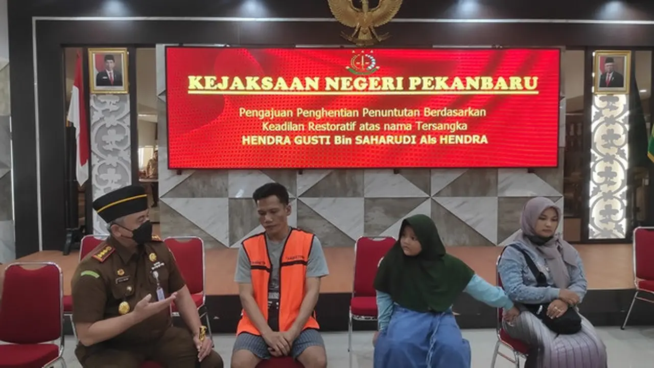 Kepala Kejari Pekanbaru saat berbincang dengan tersangka pencuri HP mantan istri dalam penerapan restorative justice.