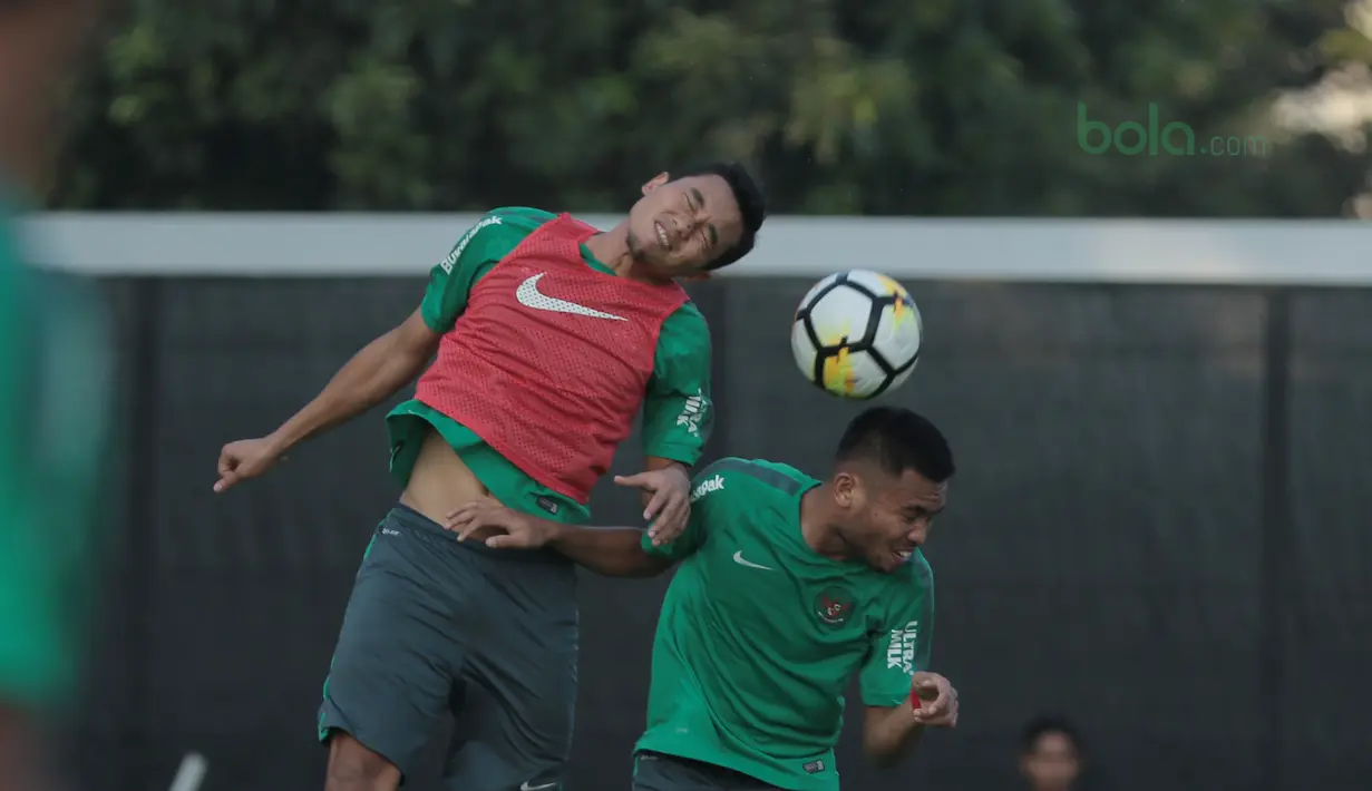 Duel Ricky Fajrin (kiri) dan Saddil Ramdani pada sesi latihan di Lapangan ABC Senayan, Jakarta (22/6/2018). Timnas melakukan persiapan untuk melawan Korea pada laga uji coba 23 Juni 2018. (Bola.com/Nick Hanoatubun)