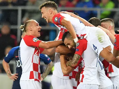 Para pemain Kroasia merayakan gol yang dicetak Ivan Perisic ke gawang Slowakia pada laga Kualifikasi Piala Eropa 2020 di Trnava, Jumat (6/9). Slowakia kalah 0-4 dari Kroasia. (AFP/Joe Klamar)