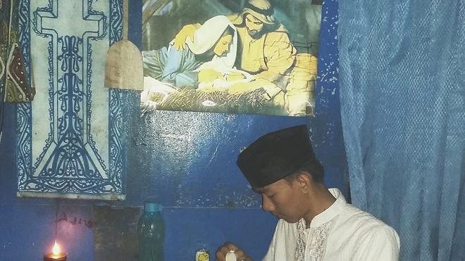 Kisah Haru di Balik Foto Pria Berpeci dan Lukisan Yesus