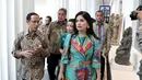Lalu, ada Annisa Pohan yang hadir mengenakan outerwear batik warna biru tosca yang segar.  [@ralineshah/@raffinagita1717/@annisayudhoyono].