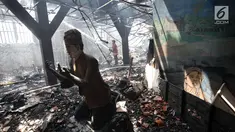 Pemadam kebakaran melakukan pendinginan pascaterbakarnya Museum Bahari di Jalan Pasar Ikan, Penjaringan, Jakarta Utara, Selasa (16/1). Sebuah patung terlihat masih tetap terjaga meski sekelilingnya ludes terbakar. (Liputan6.com/Arya Manggala)