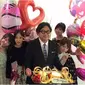 Hampir seluruh member senior AKB48 merayakan ultah produser mereka, Yasushi Akimoto.