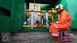 Petugas mengecek instalasi pipa metering regulating station (MRS) PT Perusahaan Gas Negara Tbk (PGN) di PT Lion Metal Works di Jakarta, (28/10/2015).Dengan melejitnya sektor Industri maka diperlukanannya energi yang memadai. (Liputan6.com/Angga Yuniar)